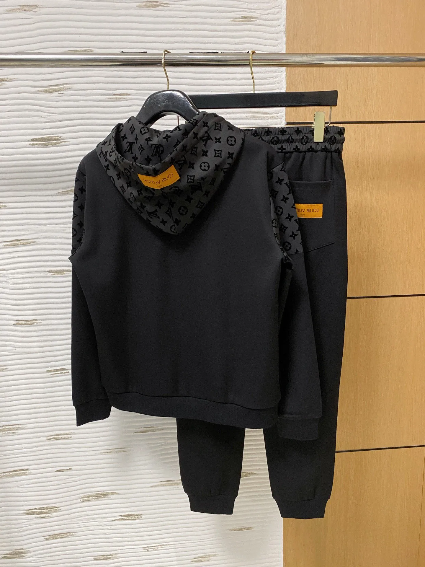🅿️720 [LV Louis Vuitton] hot-selling suit is coming. Focus on the original version of the official website. 2025 new hot-selling cardigan and sweatshirt suit. The original order is the best. 🇭🇰The meticulous work of top designers. It has a fitting and perfect upper body effect. All-natural high-quality Tencel Roman cotton 100%, close-fitting comfort, noble and elegant! Original hardware embodies elegance and nobility! Counter size: M-3XL (maximum wear up to 190 pounds)